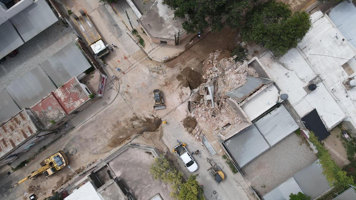 FOTO: Demolieron la casona afectada por un caño roto en Güemes. (Daniel Cáceres/Cadena 3)