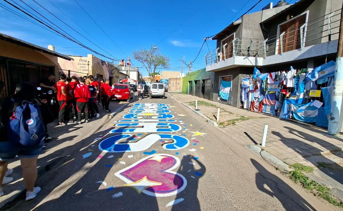 Los alrededores de la casa de Messi en Rosario, abarrotados la noche de su despedida.