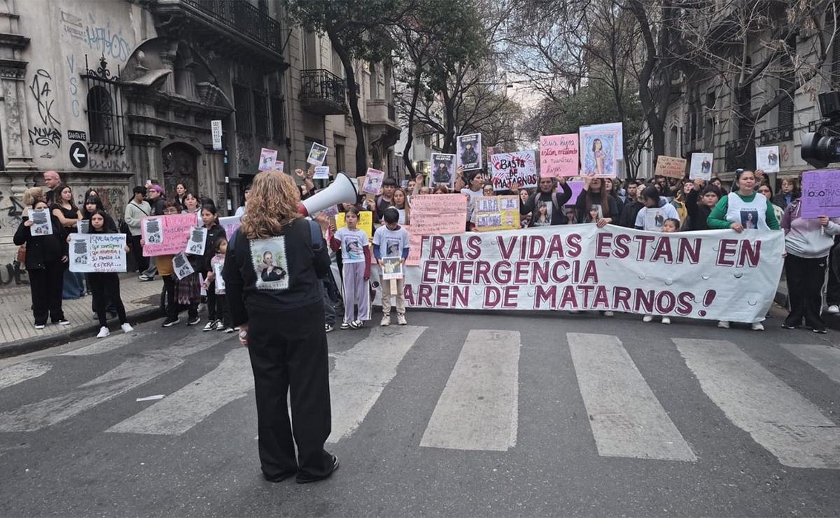 Multitudinaria marcha en Rosario contra los femicidios y la violencia de género.