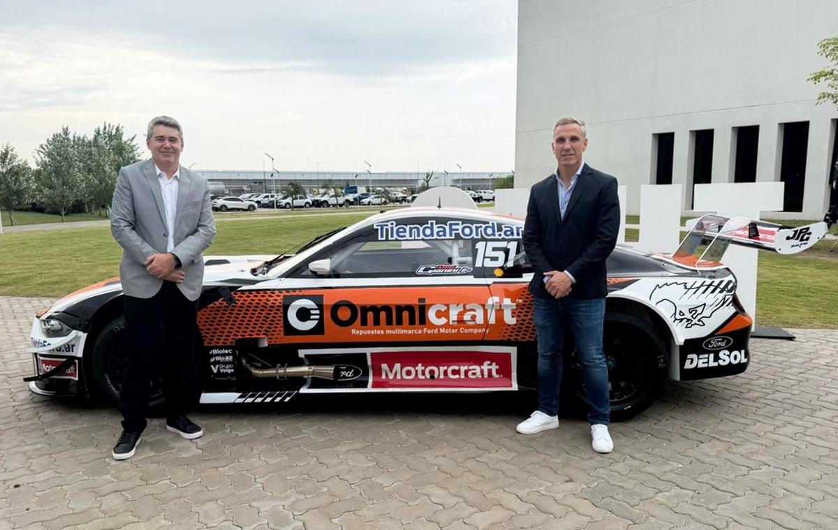 Pablo López (Ford Argentina), el Mustang y Juan Pablo Gianini.