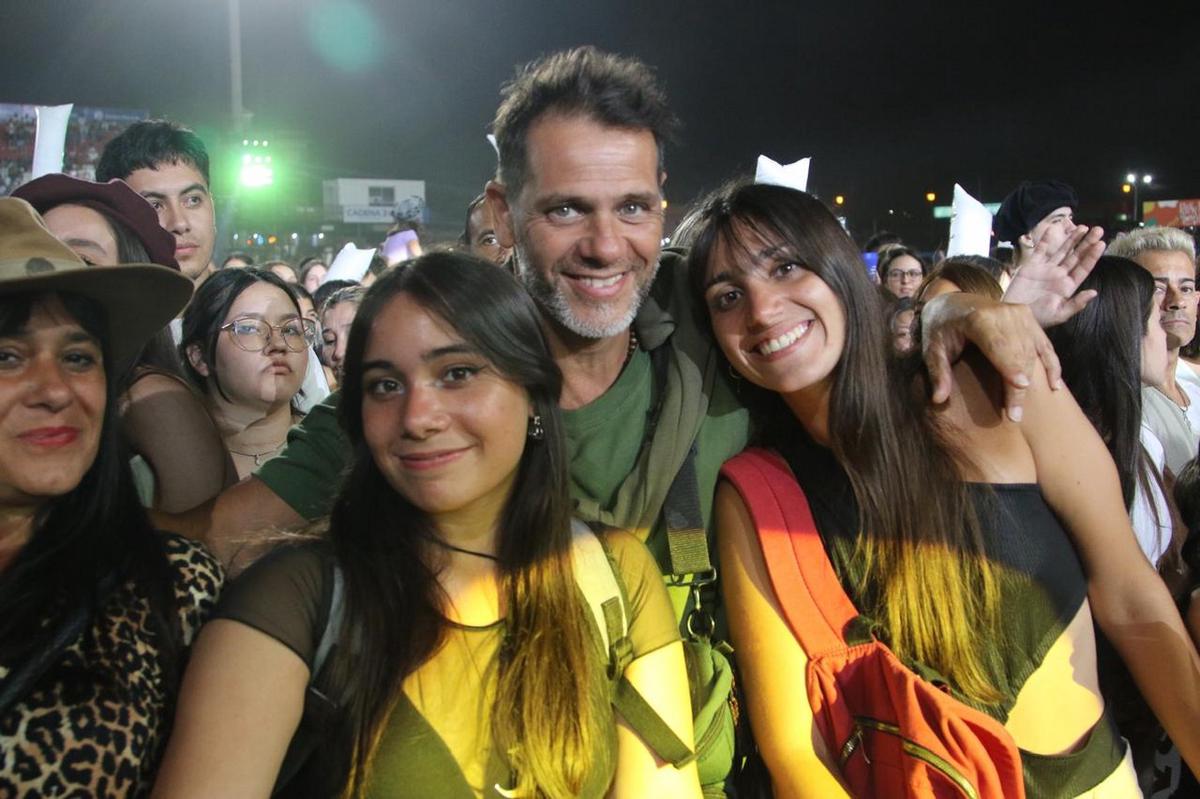 FOTO: Los asistentes disfrutan de una nueva noche festivalera. 