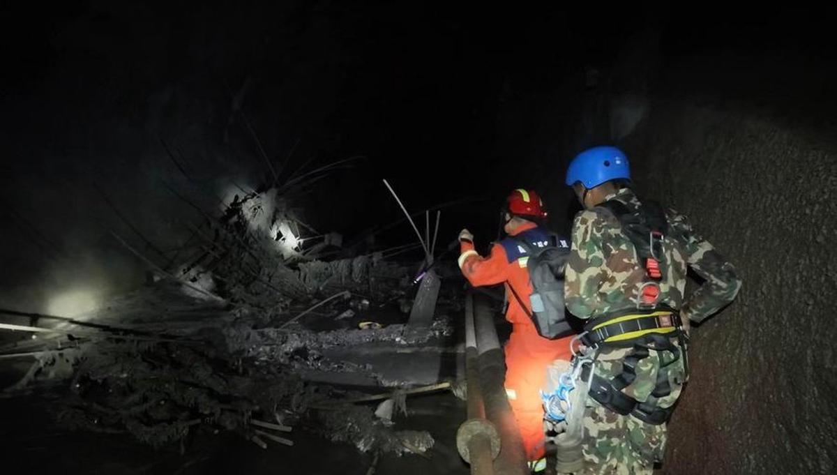 Rescatistas chinos y nepalíes realizan tareas de búsqueda y rescate en un túnel cerca de Bidur, Nuwakot, Nepal.