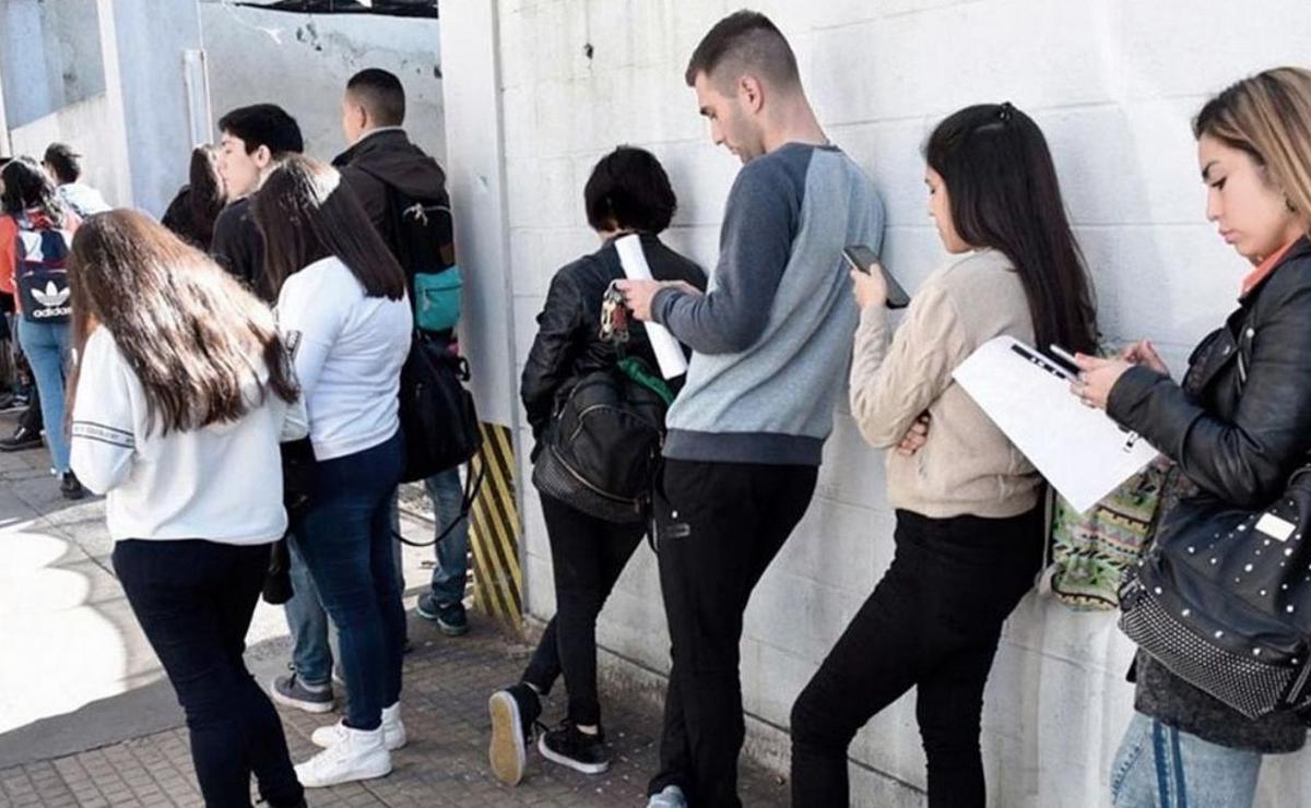 Jóvenes buscan trabajo.