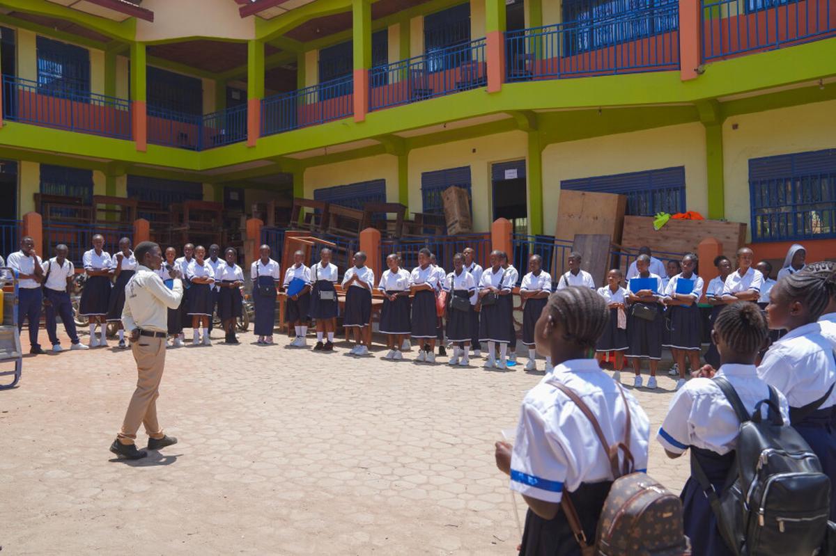 Reabren escuelas en el epicentro del ébola en el Congo pese a inquietud de padres y maestros