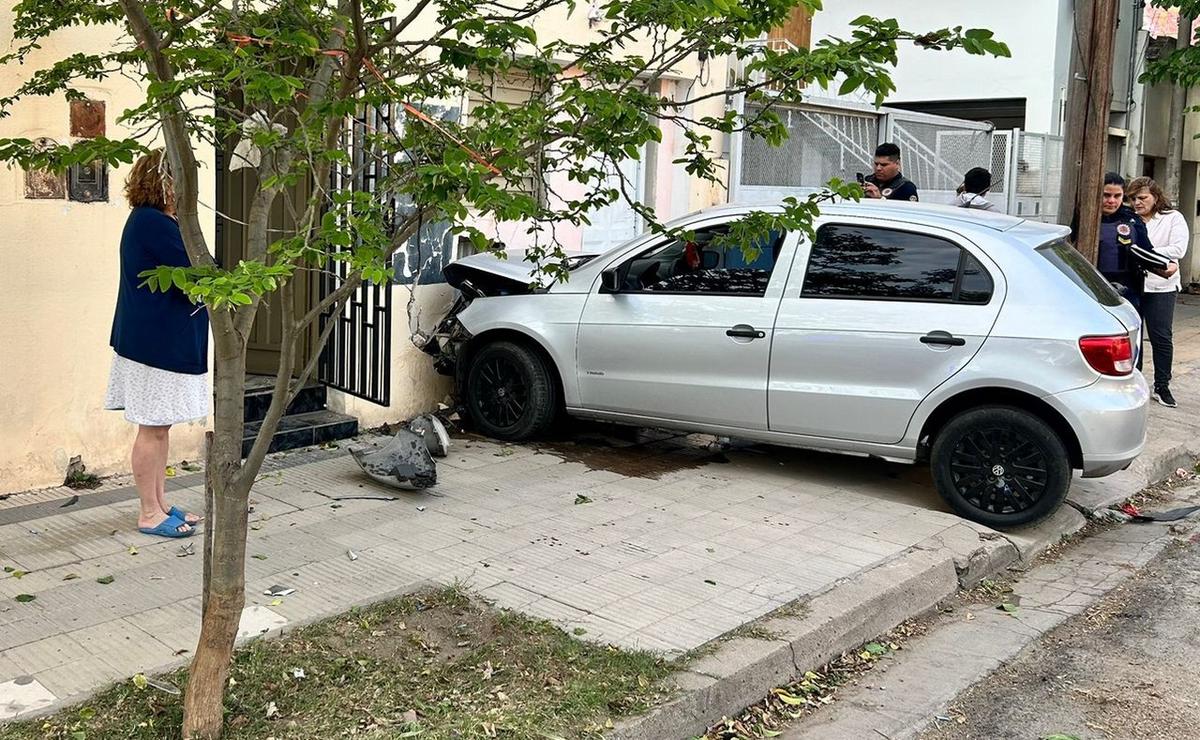 FOTO: El vehículo chocó contra una casa de barrio Talleres Este. (Lucía González/Cadena 3)