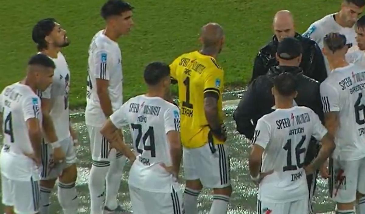 La lluvia complica la realización del cotejo en el estadio Kempes (captura).