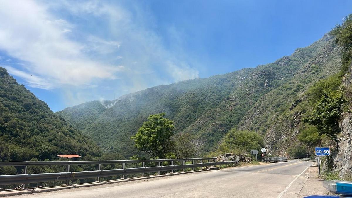 FOTO: Incendio próximo al paredón del dique San Roque 