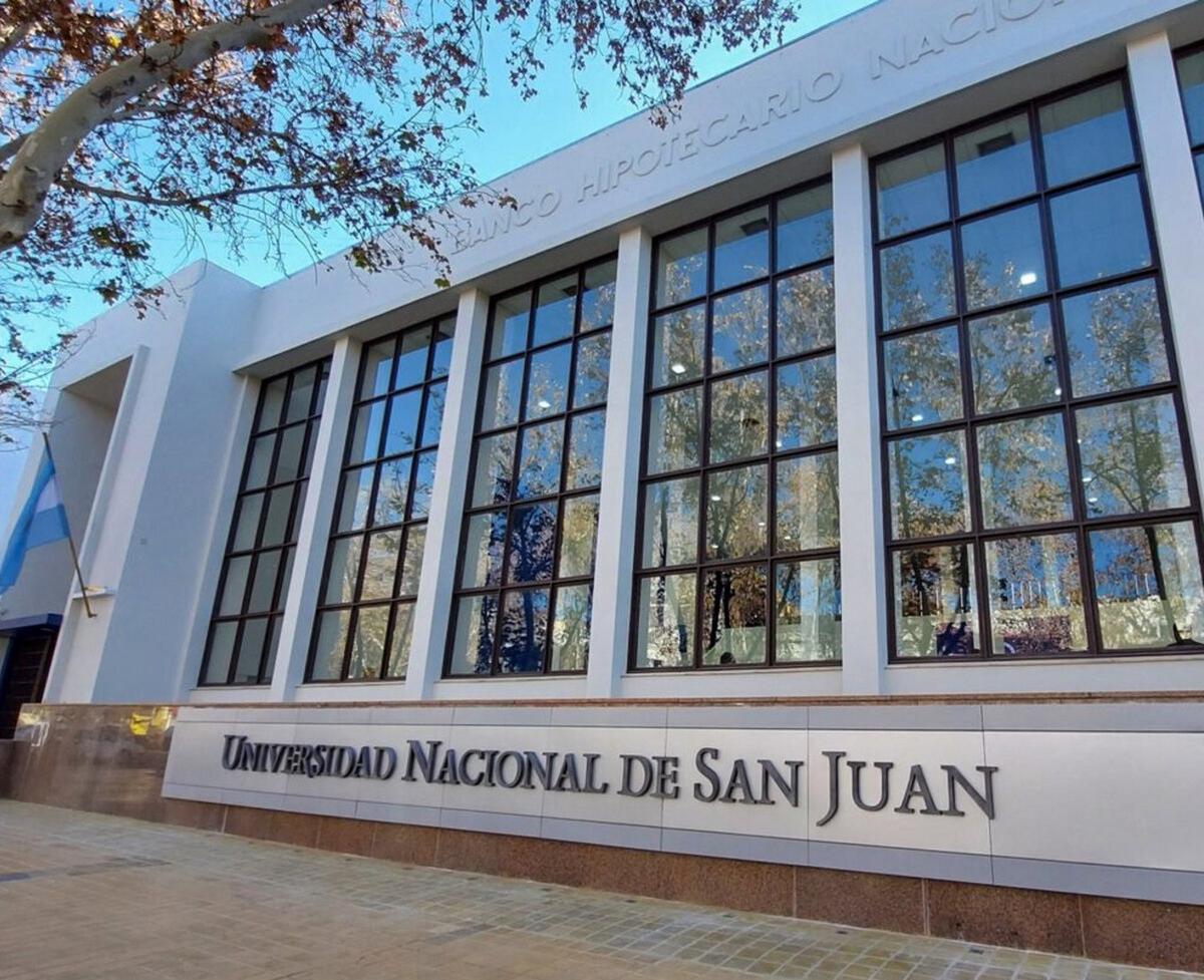 FOTO: La Universidad de San Juan aclaró que no contrató colectivos para ir a la marcha