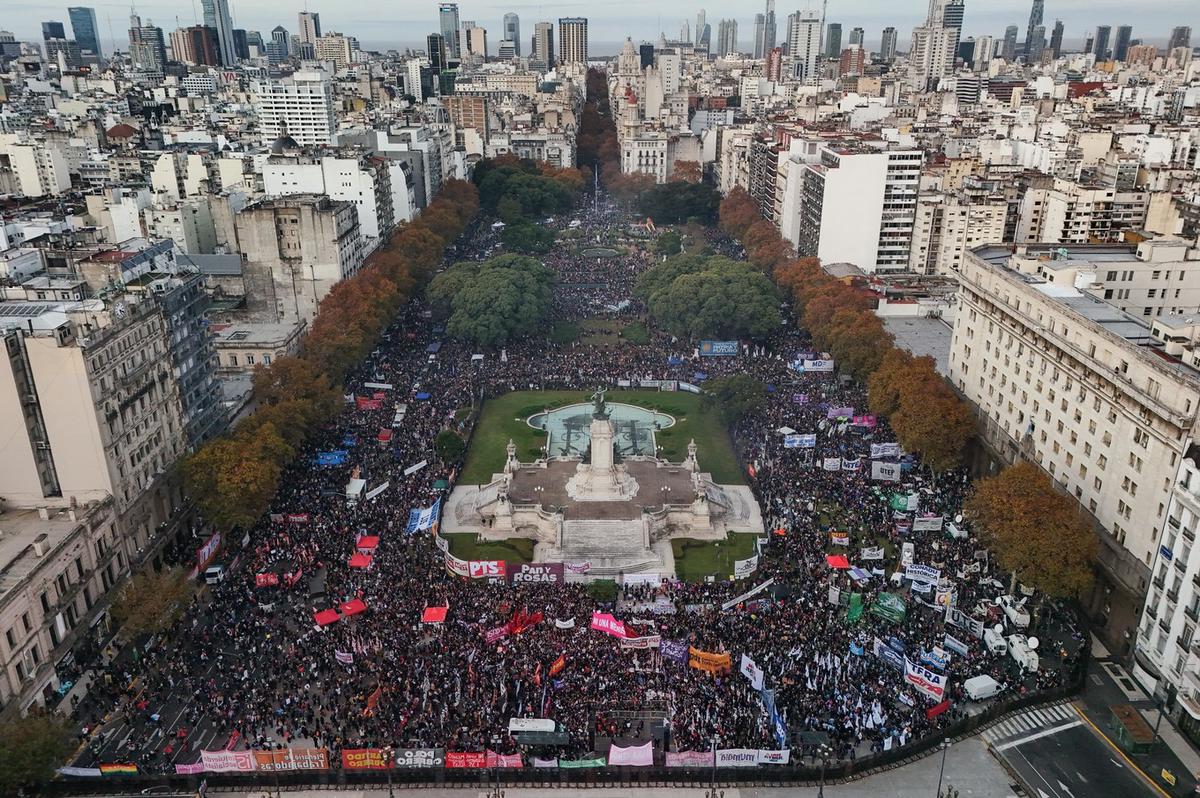 Una multitud llenó la Plaza del Congreso en Buenos Aires. (Foto: FIT).
