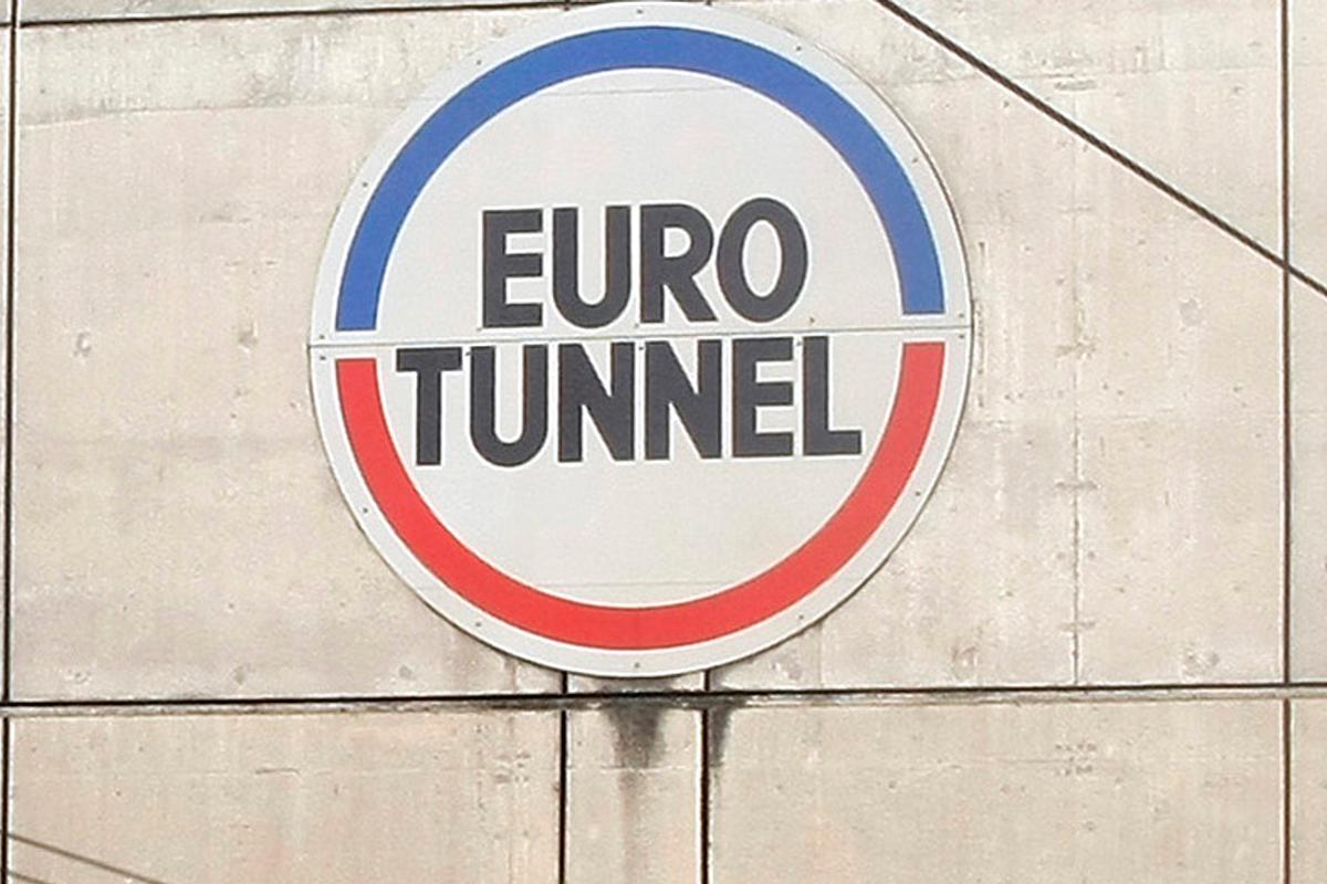 Choque entre minibús y tren en el Eurotúnel deja 19 heridos y provoca suspensión del servicio