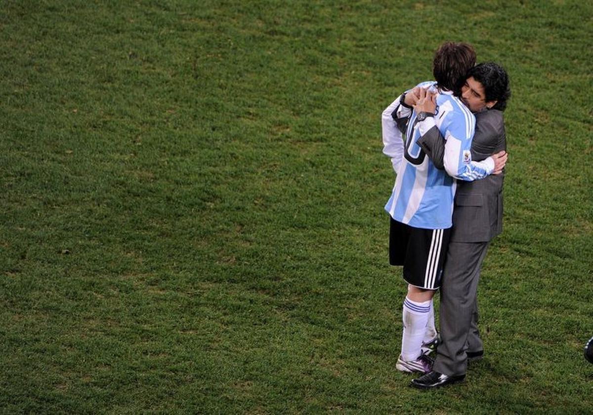 El abrazo eterno de Messi y Maradona.