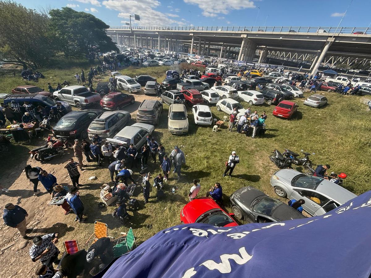 Hinchas de Talleres palpitan el superclásico cordobés. (Daniel Cáceres/Cadena 3)