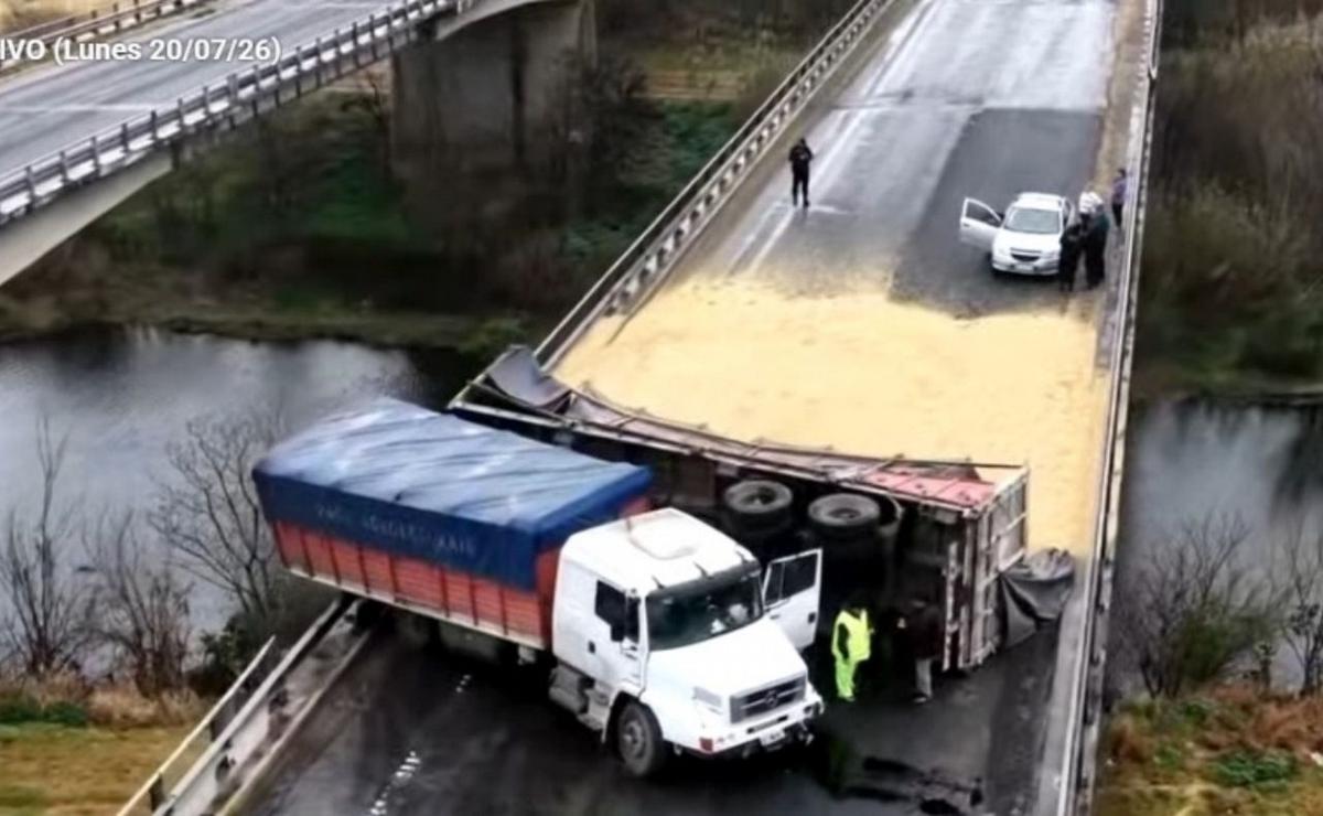 Accidente en la autopista Rosario-Buenos Aires: un camión quedó cruzado en un puente y generó caos