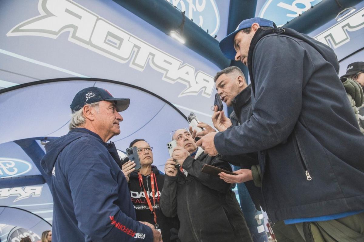 FOTO: Sainz y una charla amena con la prensa sudamericana en el campamento de Bisha