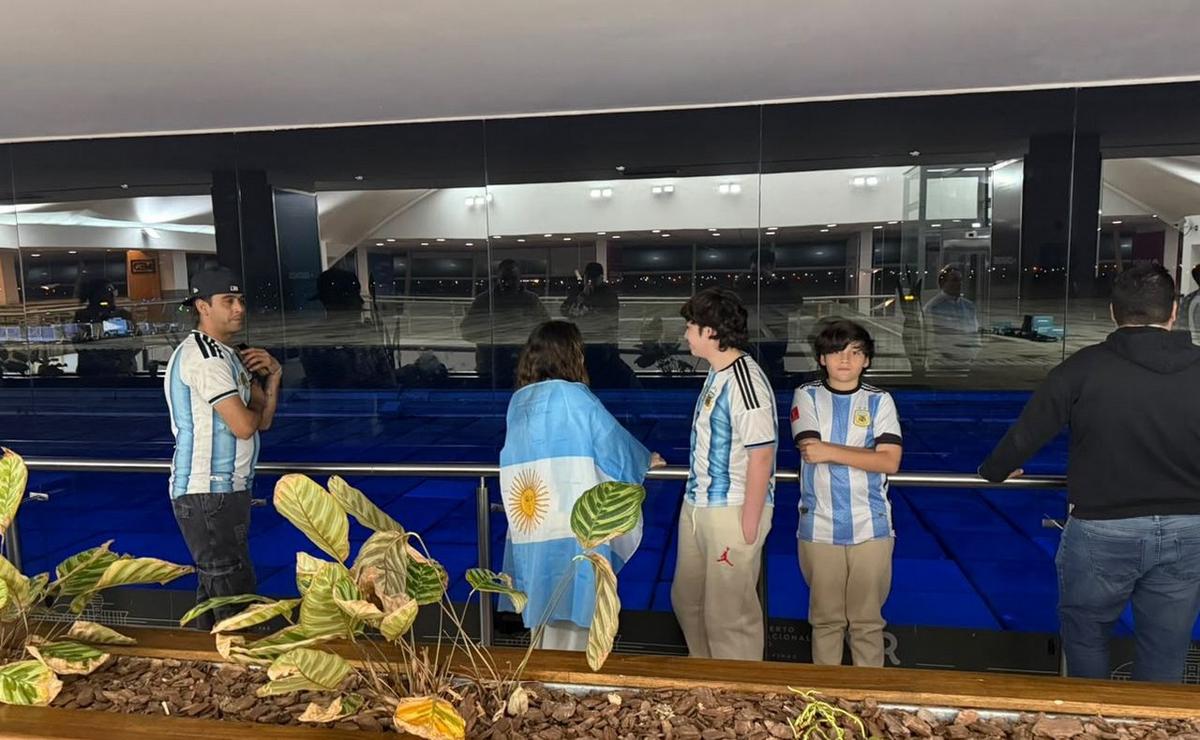Fanáticos madrugaron para recibir a Lionel Messi en el aeropuerto de Rosario