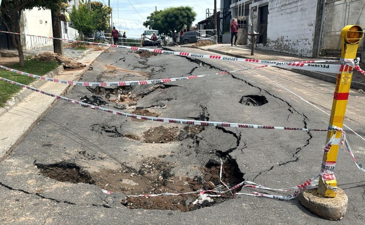 FOTO: Molestias de vecinos de San Ignacio por un impactante socavón en plena calle.