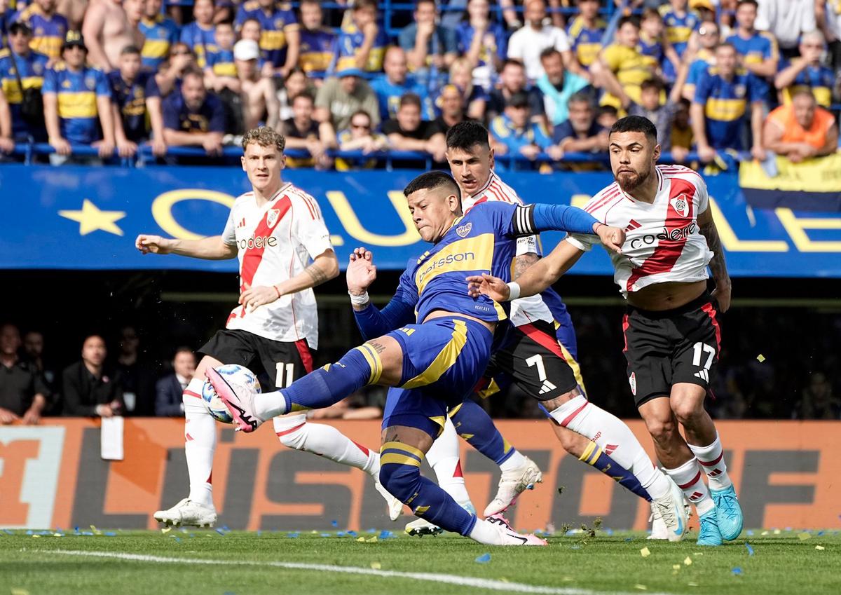 FOTO: River y Boca y unos números del medio para abajo fuera de sus estadios.