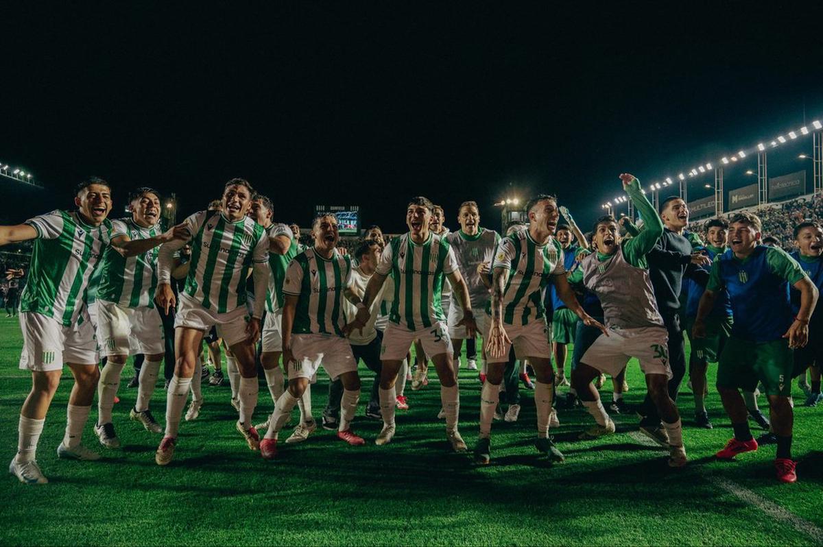 El plantel de Banfield festeja haber ganado el Clásico del Sur.