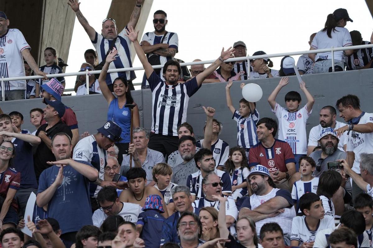 FOTO: Los hinchas albiazules, en una jornada única (foto: Daniel Cáceres).