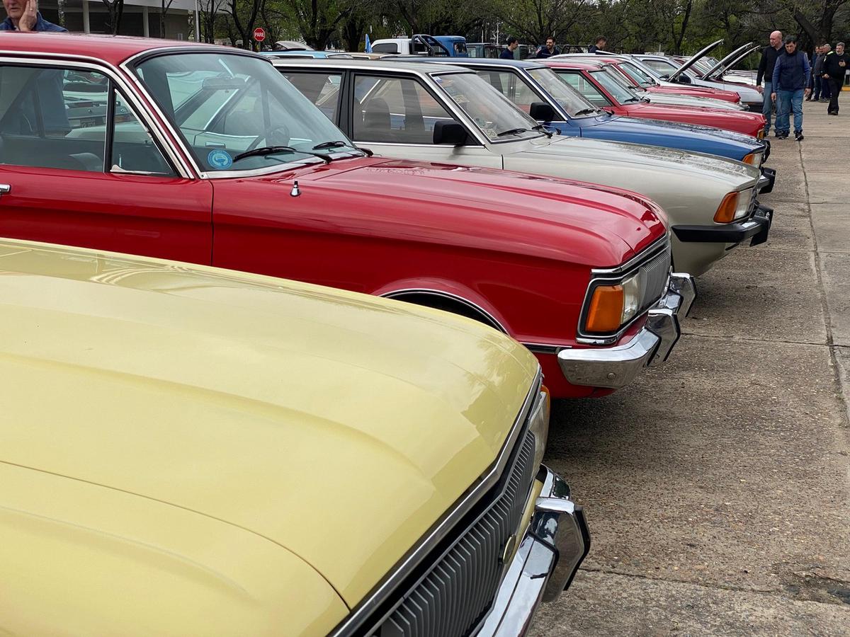 Con una colección de autos antiguos, Ford celebró 65 años de su planta en Pacheco.