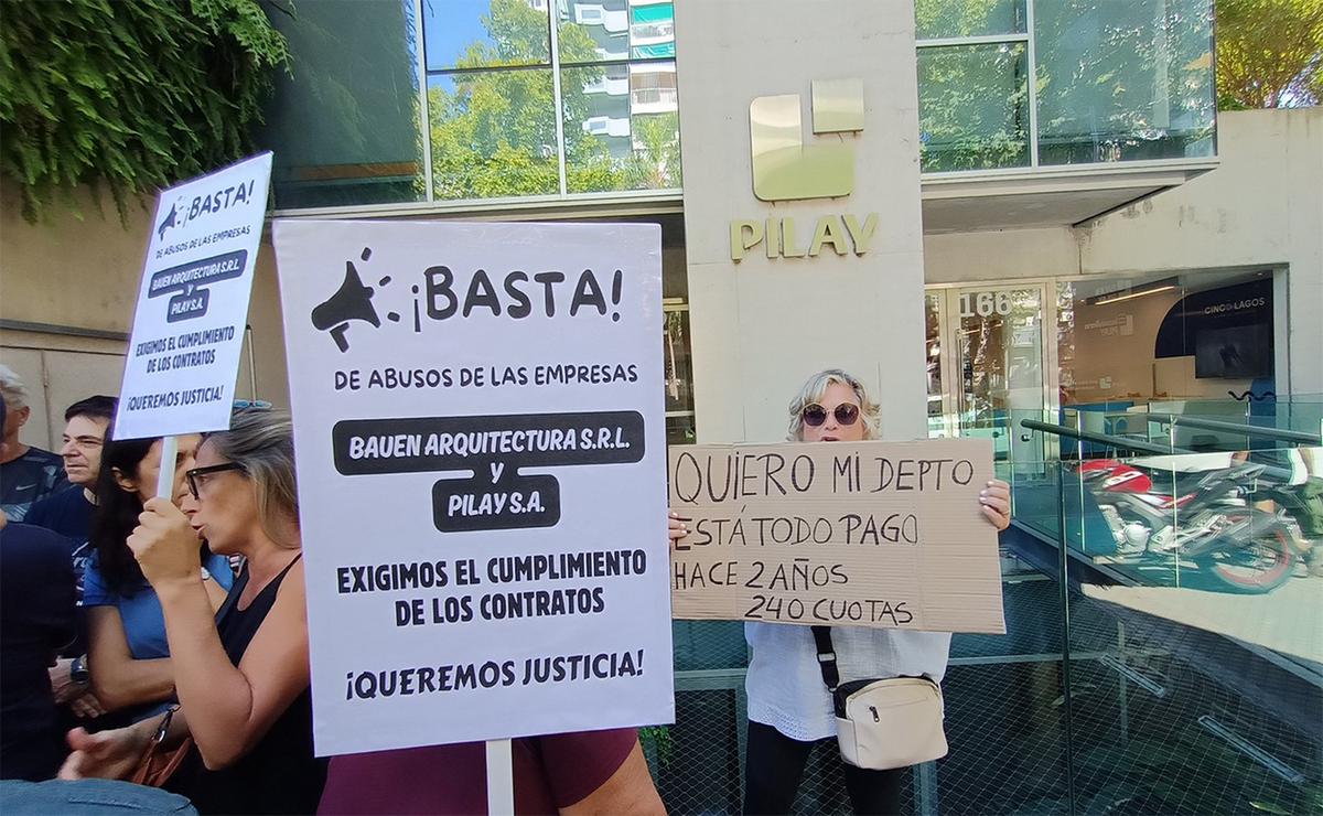 Ahorristas protestaron frente a firma inmobiliaria en Rosario por incumplimientos.
