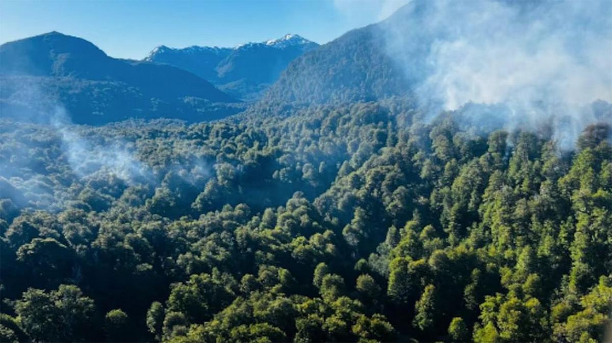 FOTO: El fuego en el Parque Nahuel Huapi avanza y ya quemó más de 2000 hectáreas