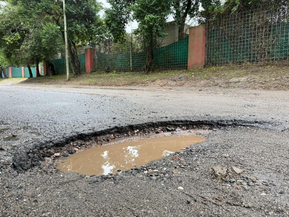  Los pozos en avenida Piaggio, otro sector crítico de la ciudad.