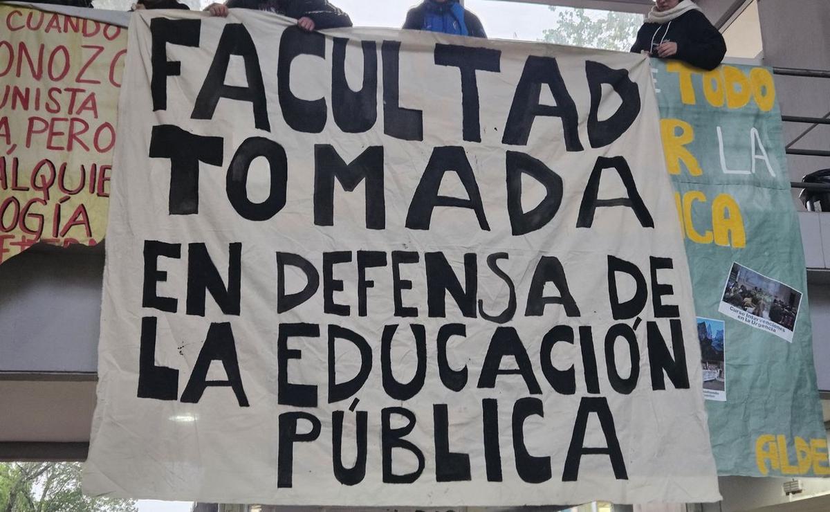 FOTO: La Facultad de Psicología de la UNR amaneció tomada por los estudiantes.