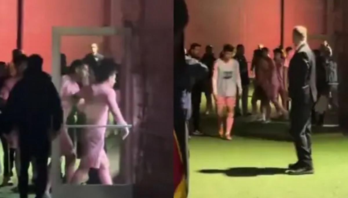 El crack rosarino tuvo que ser frenado por su amigo Luis Suárez (captura). 