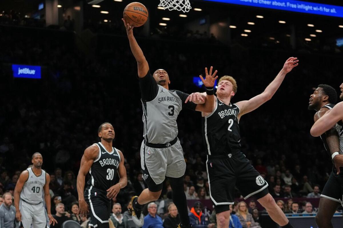 Los Spurs alcanzan su undécima victoria consecutiva al vencer a los Nets