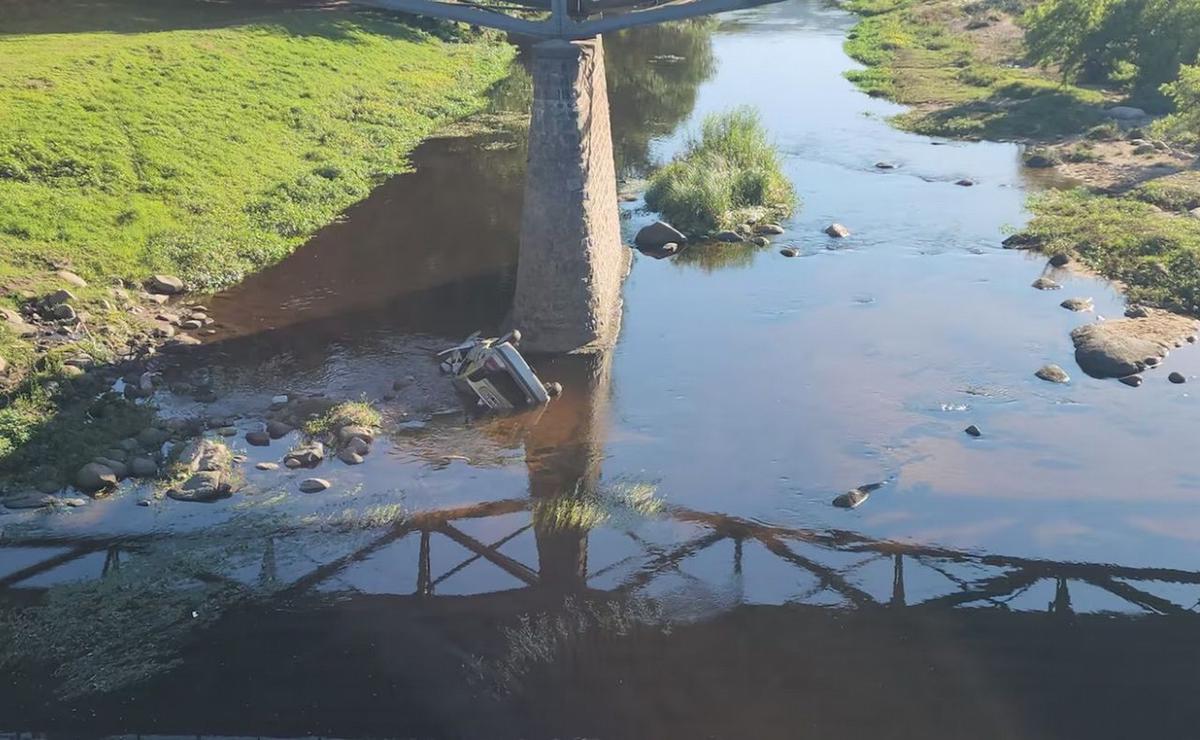 Un auto cayó desde el Puente Carretero al río en Cosquín. (Foto: Panorama HD Cosquín)