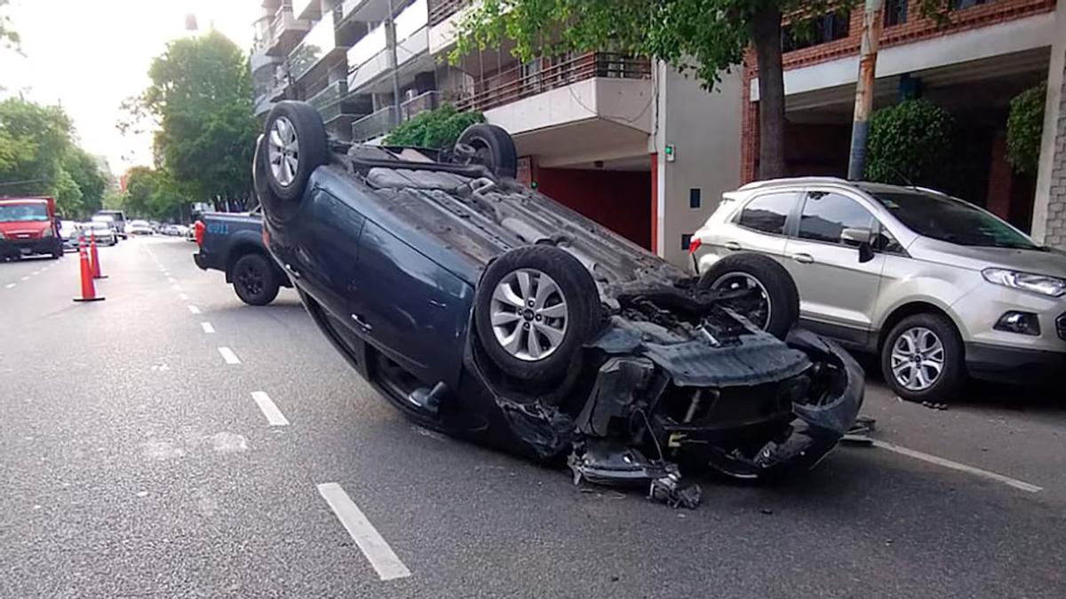 Mujer se durmió al volante y chocó contra un auto estacionado en Caballito