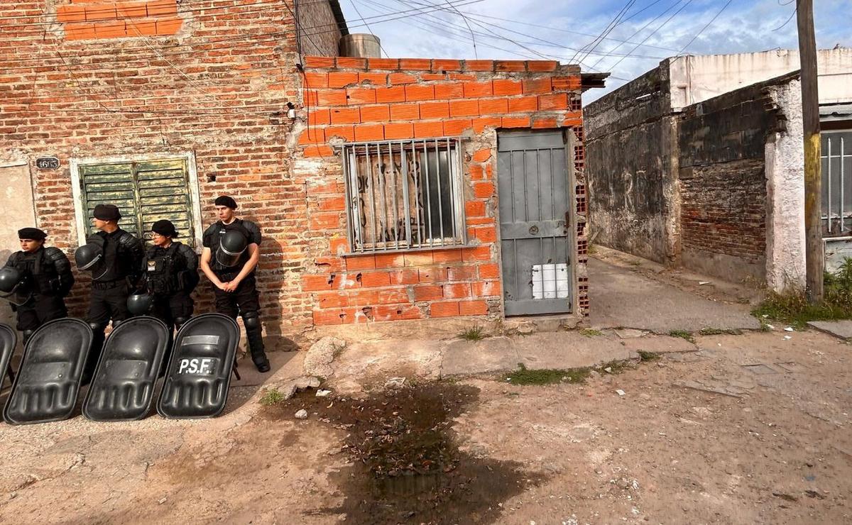 Fuerzas policiales en el procedimiento.