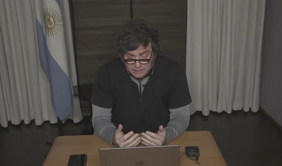 El mandatario libertario habla por videollamada desde Francia.