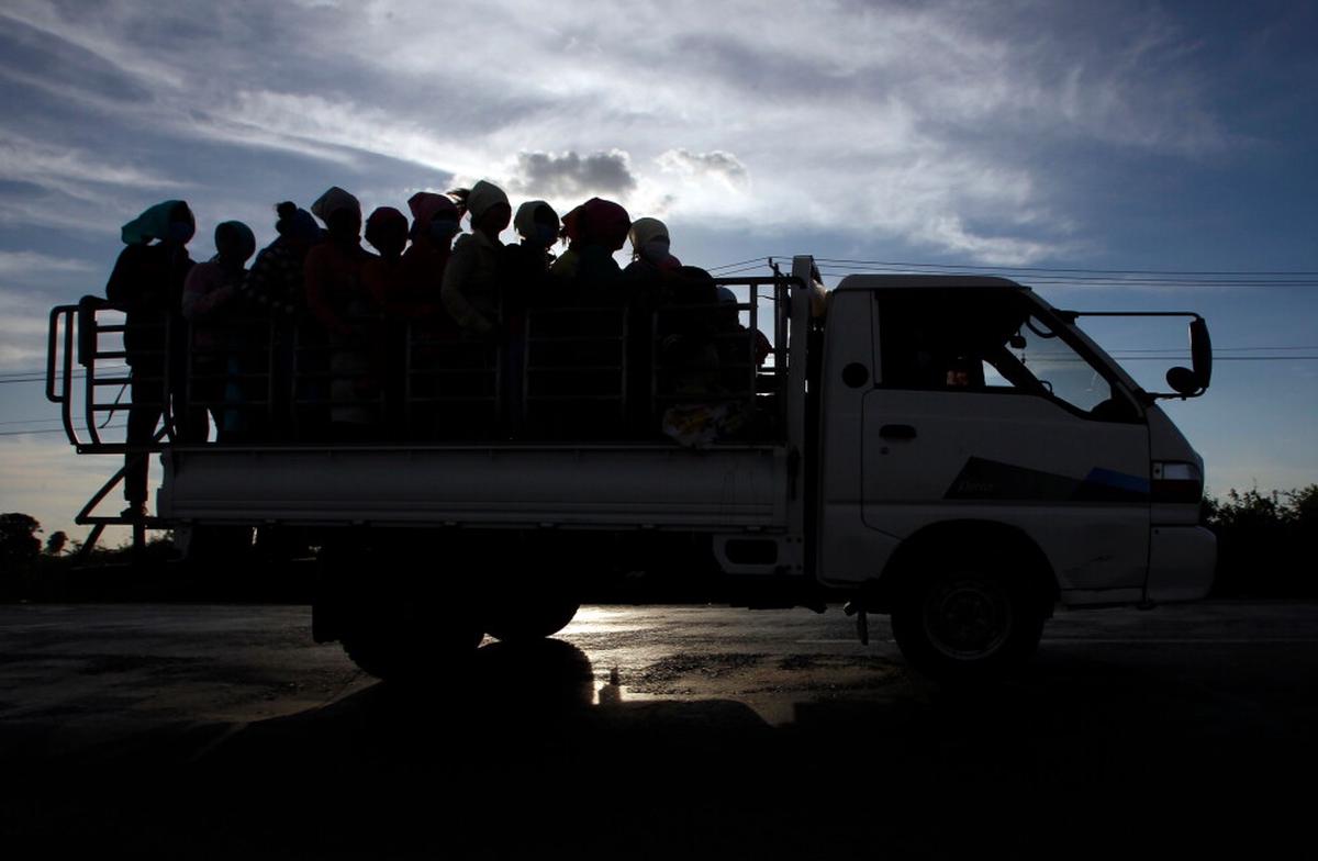 Mueren 14 trabajadores de la confección en dos choques viales en Camboya