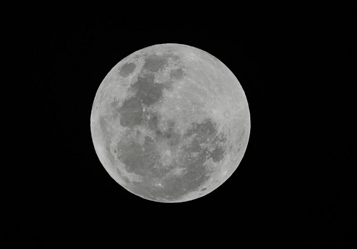 FOTO: Así se veía la Luna en Córdoba a las 21.30 de este martes (Foto: Daniel Cáceres). 