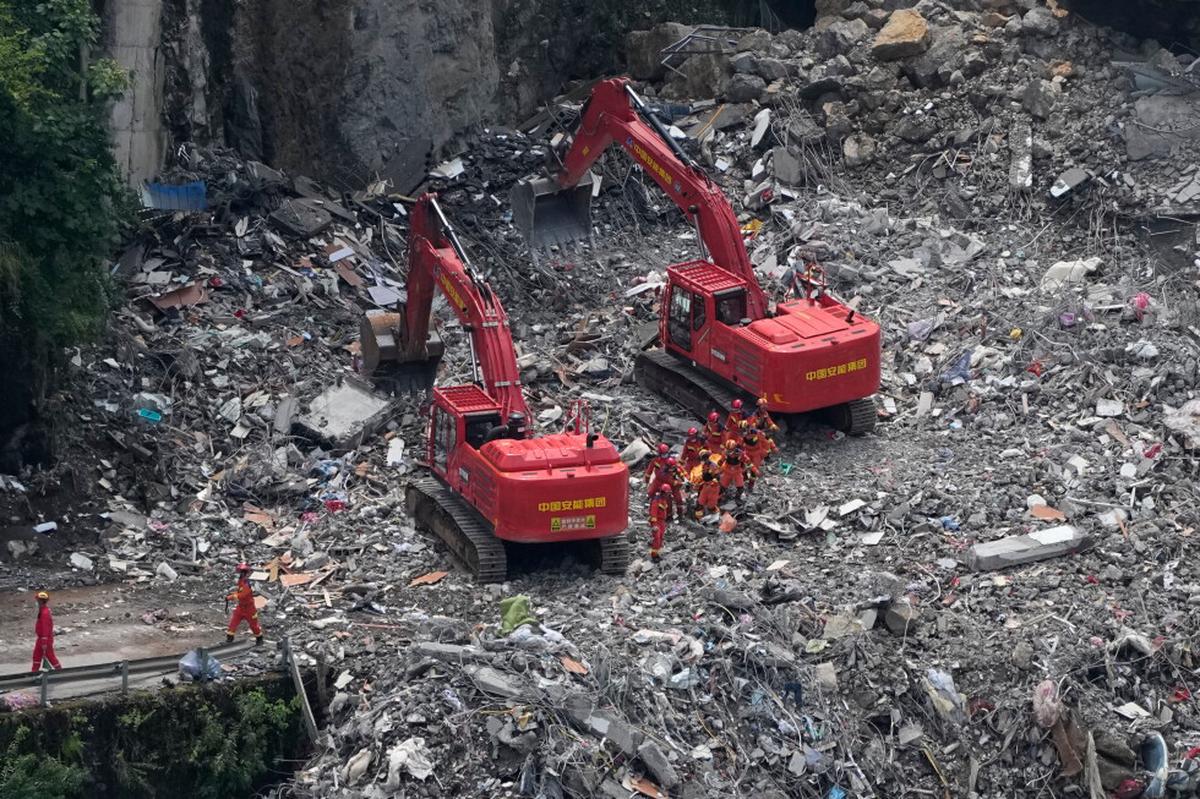 Rescatistas en China buscan sobrevivientes tras deslave que mató a ocho y dejó 34 desaparecidos