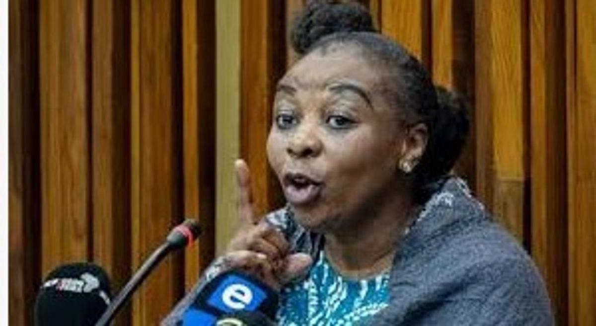 Detienen a Nomia Rosemary Ndlovu, la policía que asesinó por seguros de vida