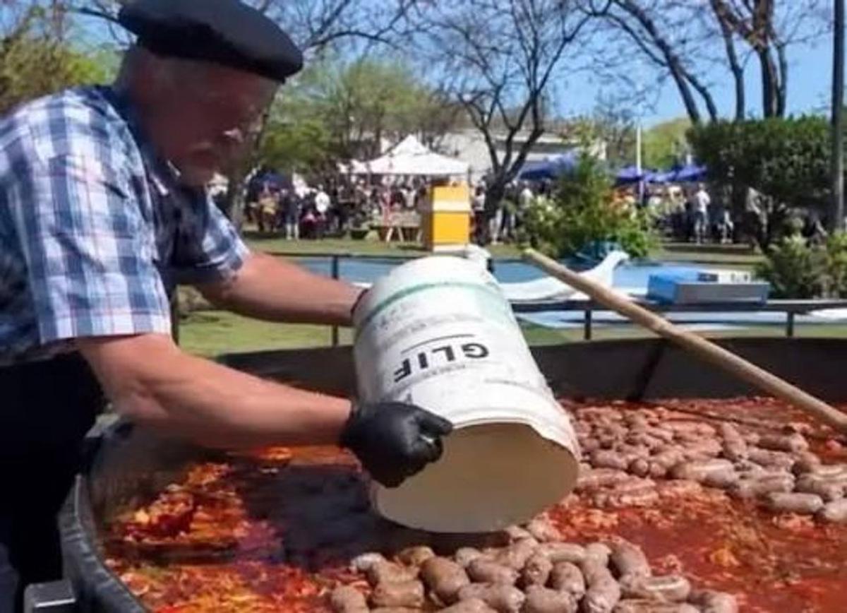 Controversia en La Colina: chorizos servidos desde baldes de glifosato en fiesta local