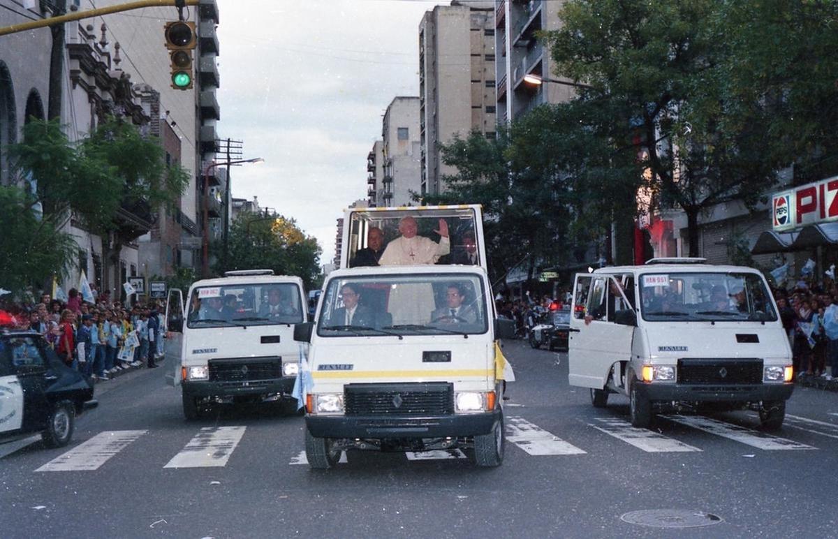 La historia del papamóvil creado para Juan Pablo II en 1987