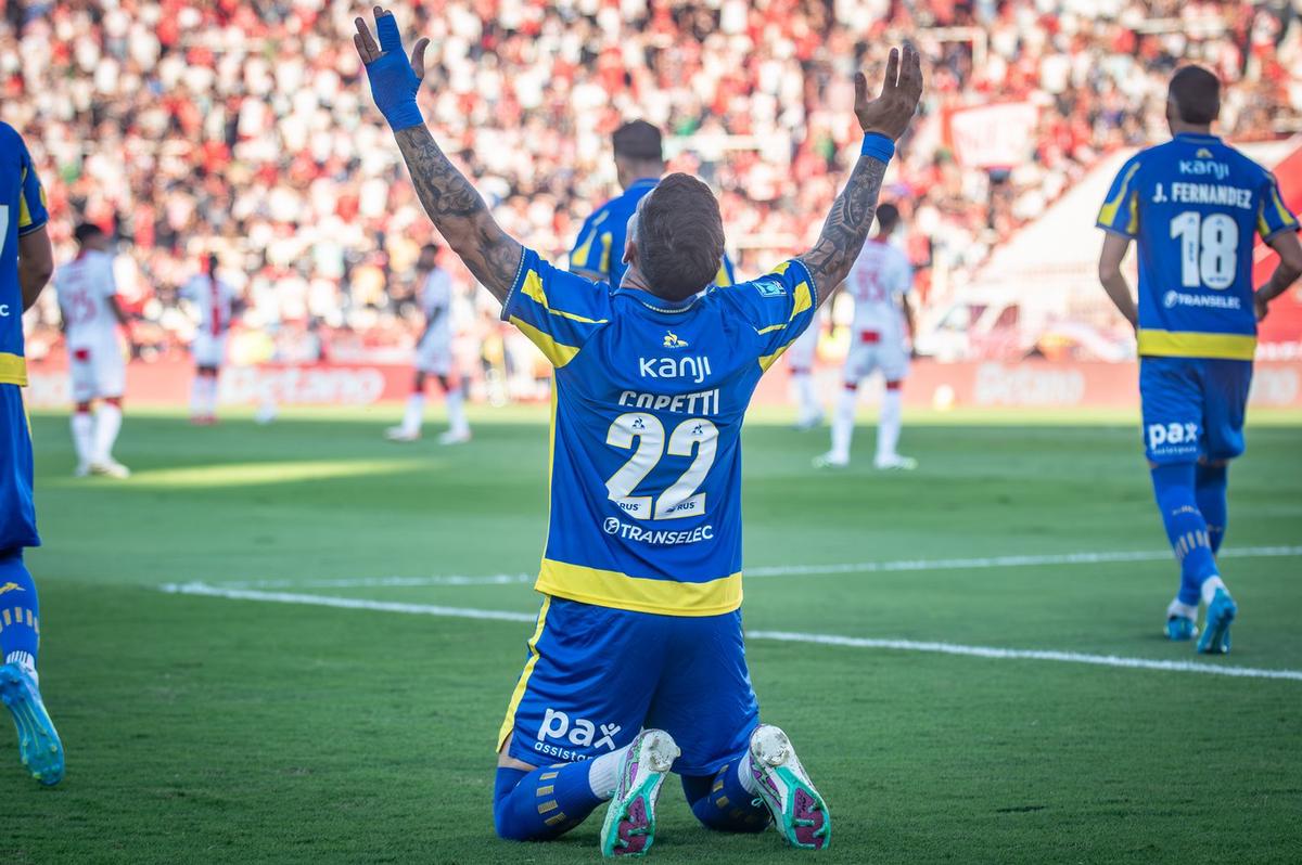 Enzo Copetti festeja su gol ante Huracán,
