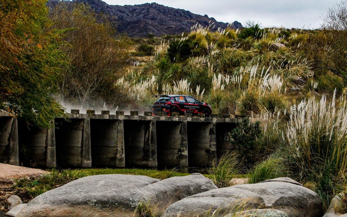 Folledo pasa sobre el Río de la Suela con su Citroën C3