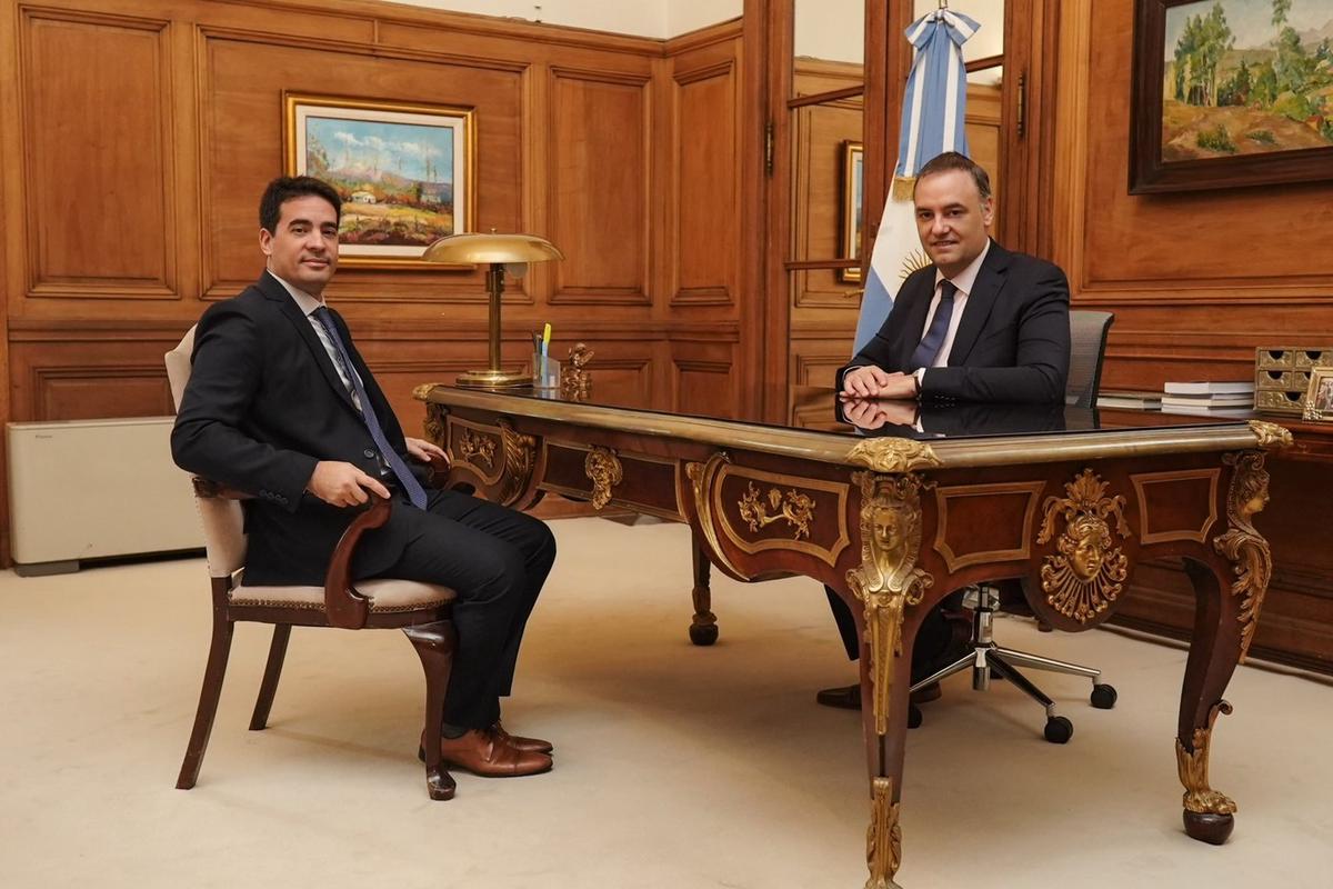 Adrián Ravier se reunió con Manuel Adorni. (Foto: @madorni)