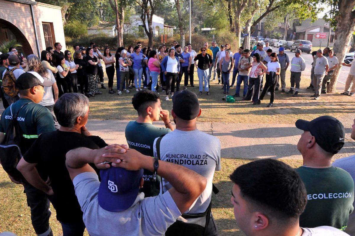 FOTO: La rpotesta de los trabajadores municipales en Mendiolaza.