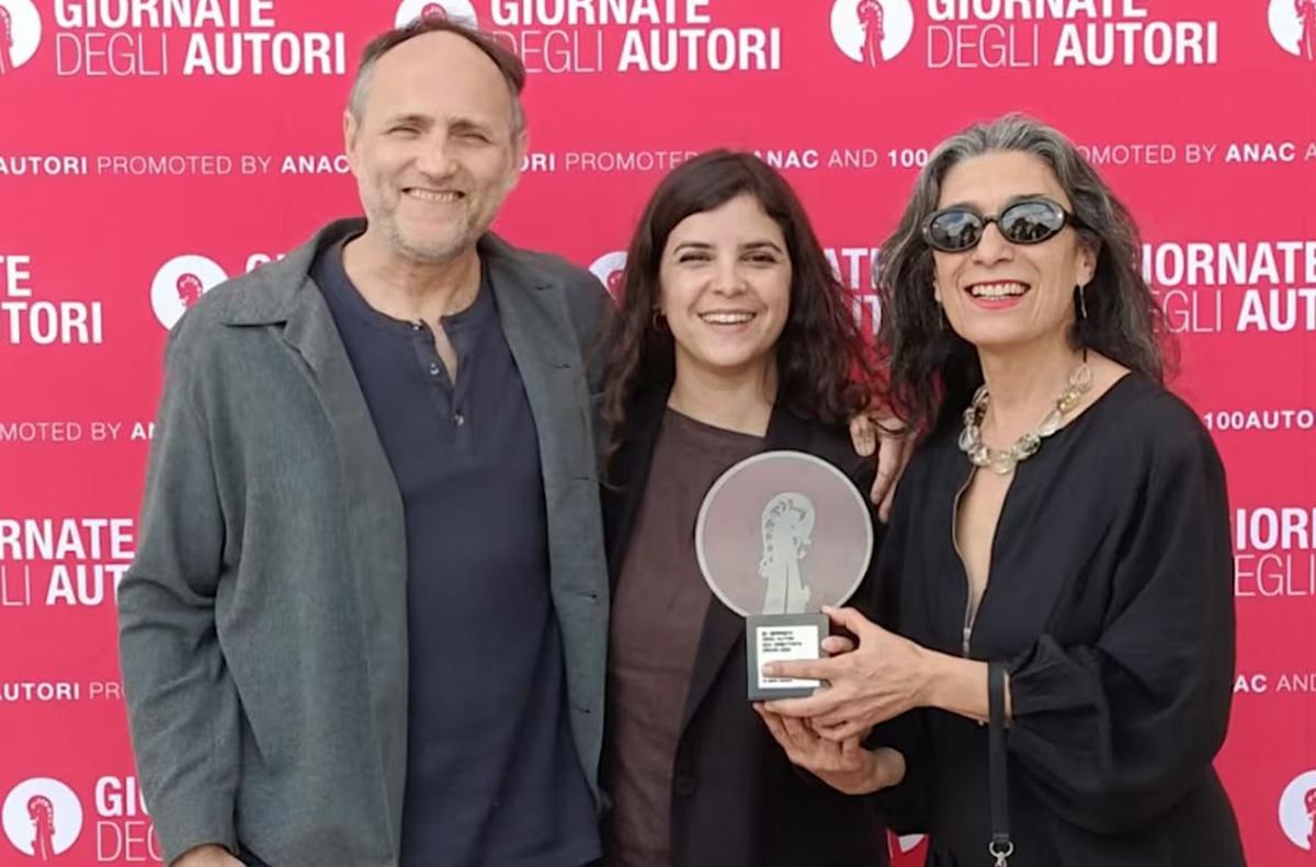 La directora María Aparicio, rodeada por los actores de su filme, Roger Koza y Eva Bianco.