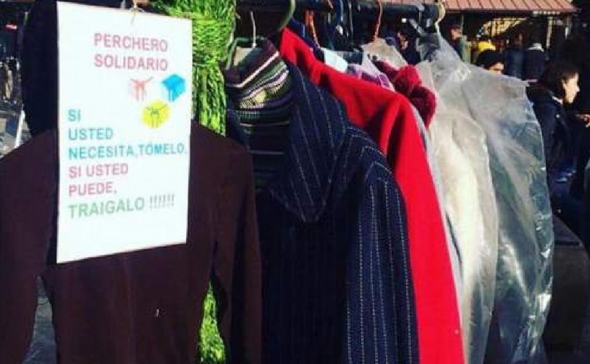 FOTO: Lanzaron un perchero solidario en Uspallata. (Foto: gentileza)