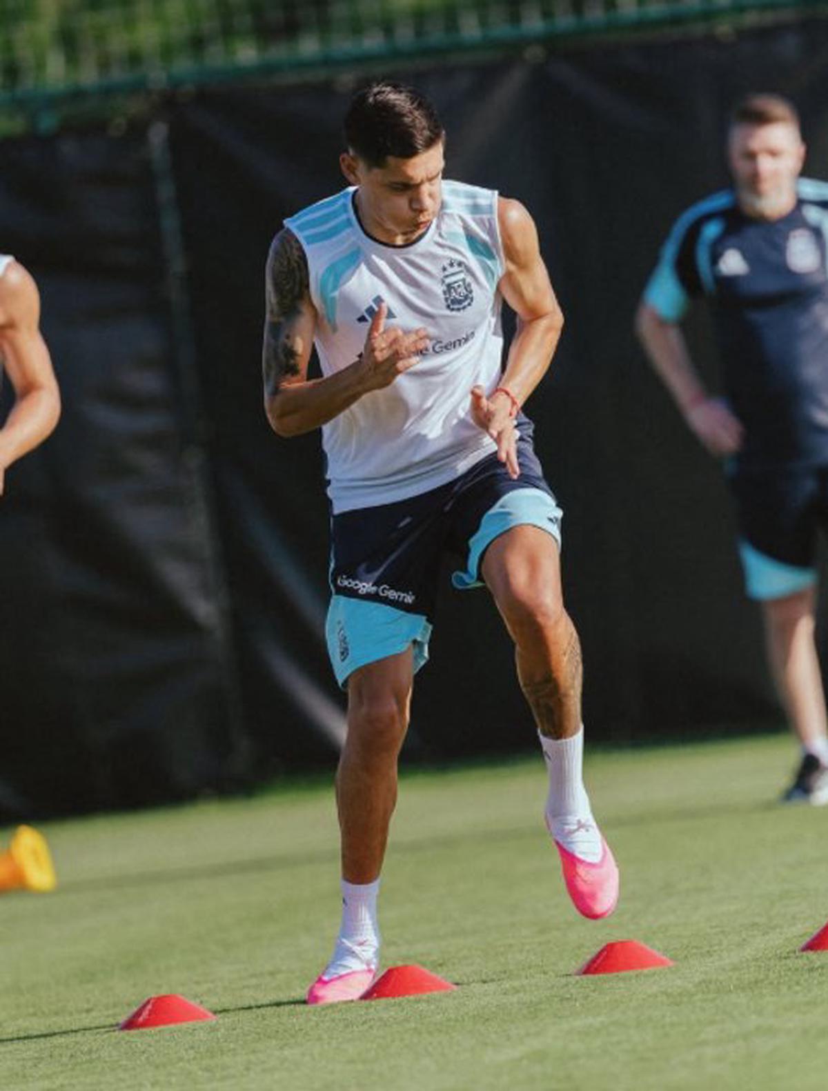 Nahuel Molina, pronto a recuperarse, entrena con la Selección argentina.