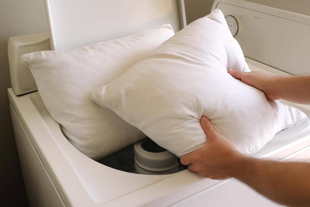 Cómo lavar y cuidar tus almohadas de plumas