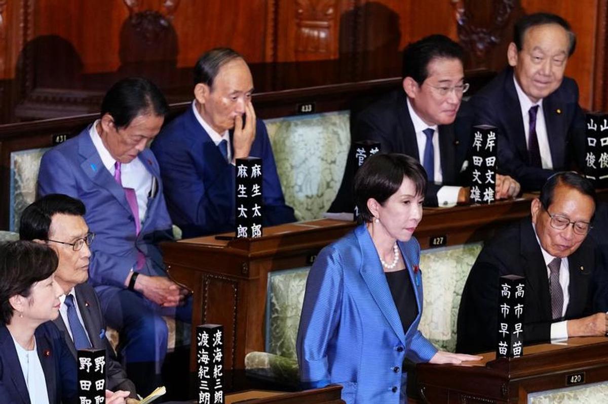 Denuncian penalmente a la primera ministra de Japón.
