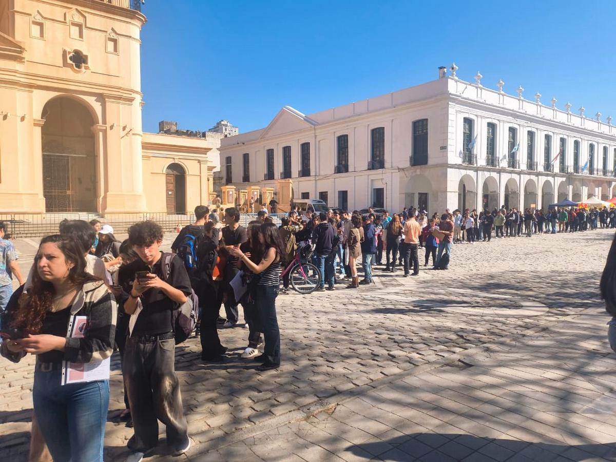 Una multitud se agolpó en el centro de Córdoba en busca de empleo.
